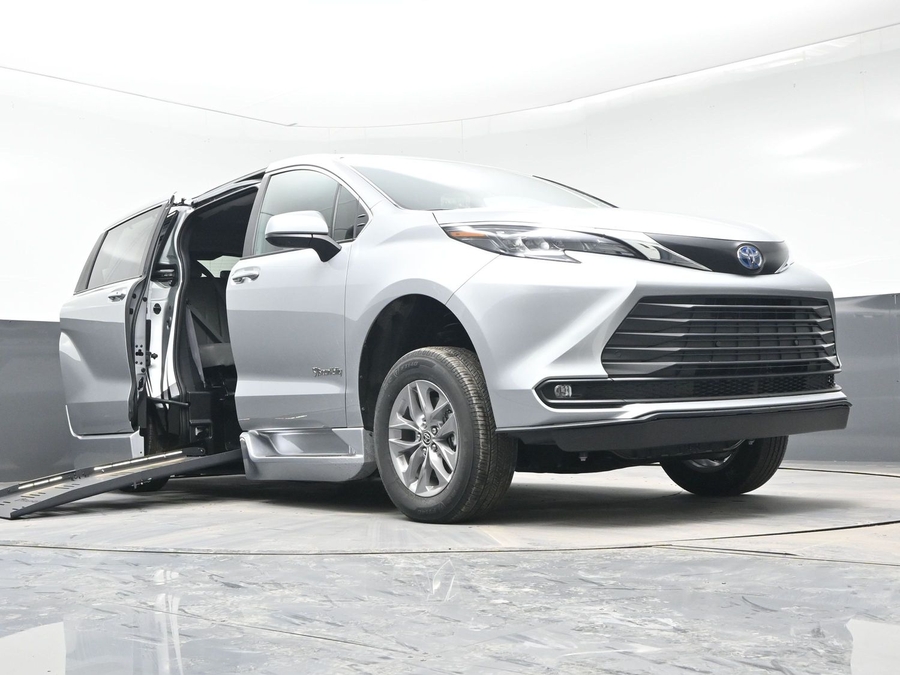 New 2025 Toyota Sienna Hybrid XLE Base - BraunAbility Side Entry Entry Fold Out Automatic Ramp
