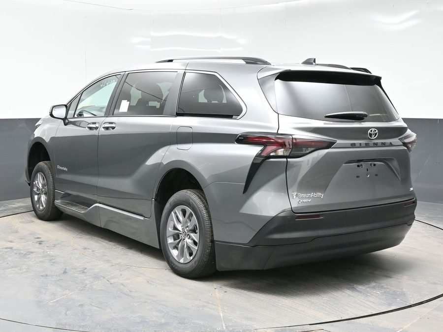 Grey Toyota Sienna image number 4