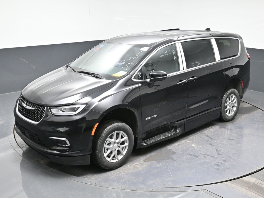 Black Chrysler Pacifica image number 23