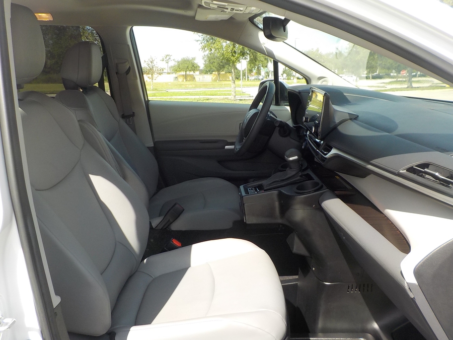 White Toyota Sienna image number 15