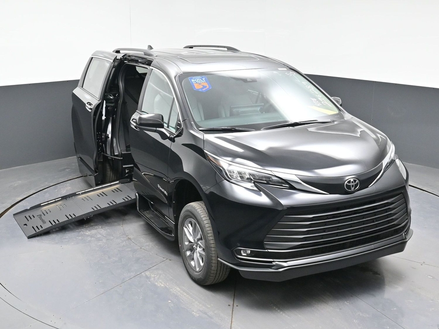 New 2026 Toyota Sienna Hybrid XLE Base - BraunAbility Side Entry Entry Fold Out Automatic Ramp