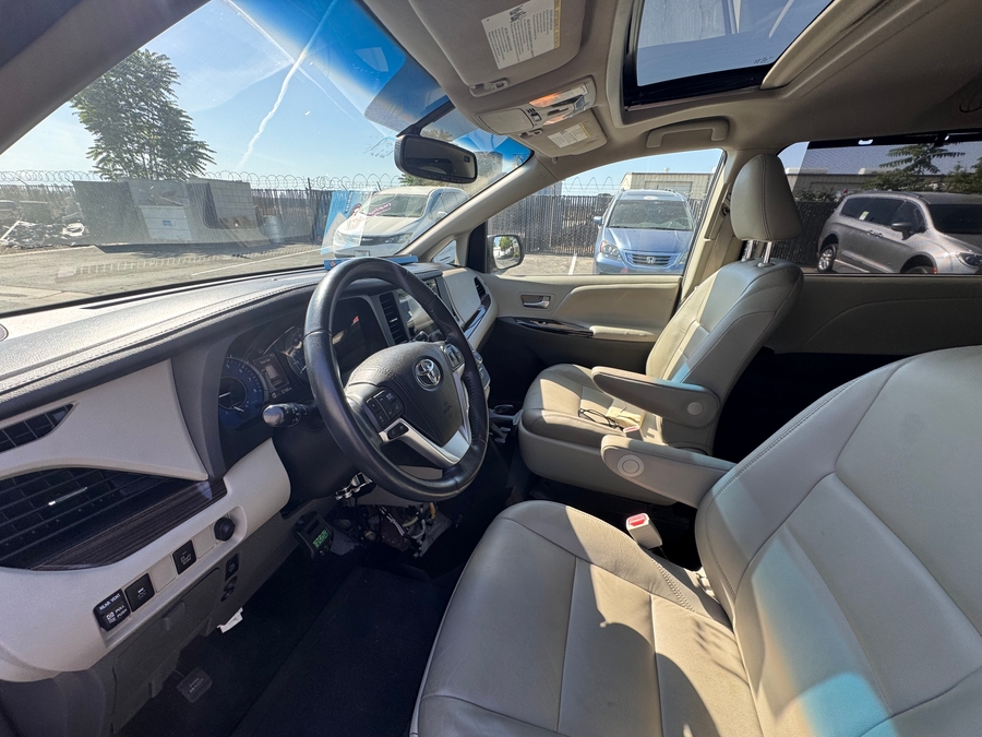  Toyota Sienna image number 4