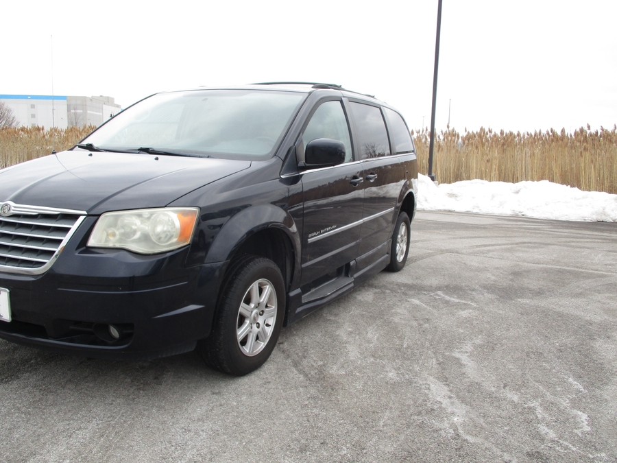 2010 CHRYSLER TOWN AND COUNTRY - Image 2