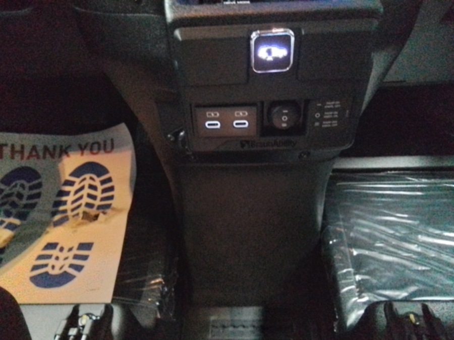 Black Toyota Sienna image number 28