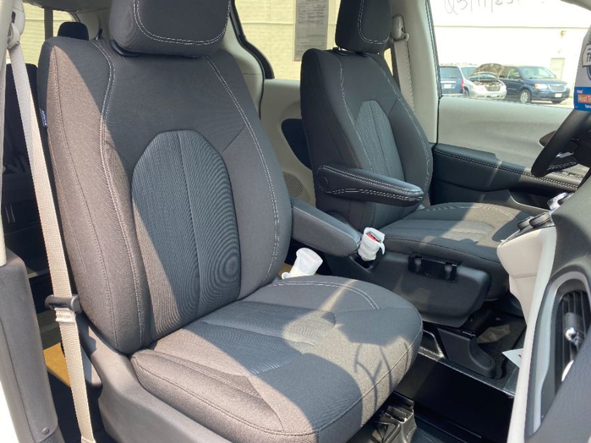 Silver Chrysler Voyager image number 14