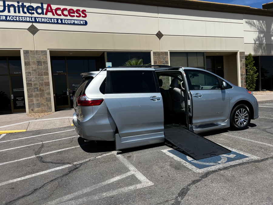 Used 2020 Toyota Sienna XLE - BraunAbility Side Entry Entry In Floor Automatic Ramp