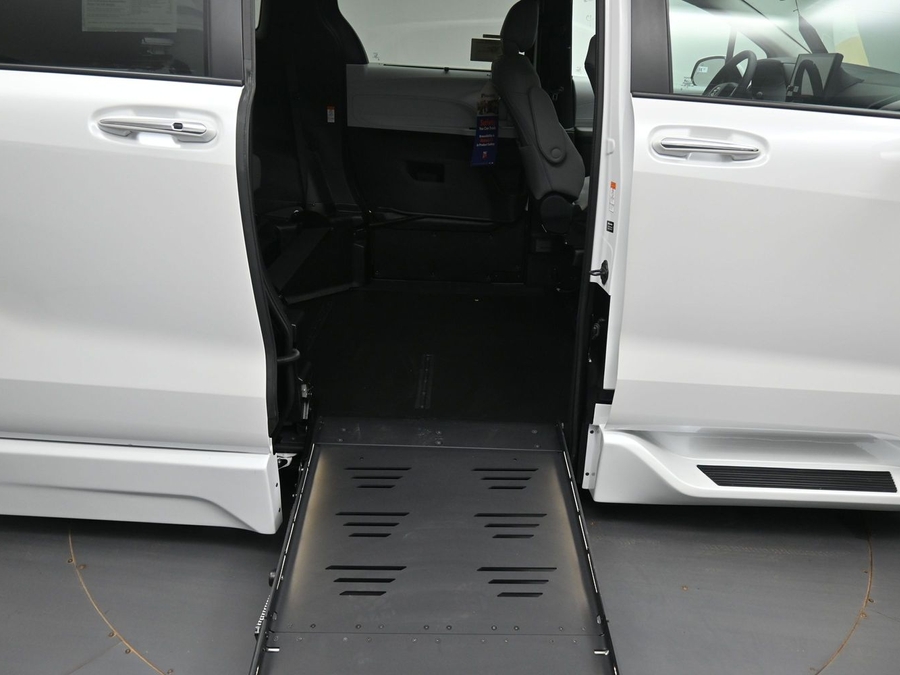 White Toyota Sienna image number 18