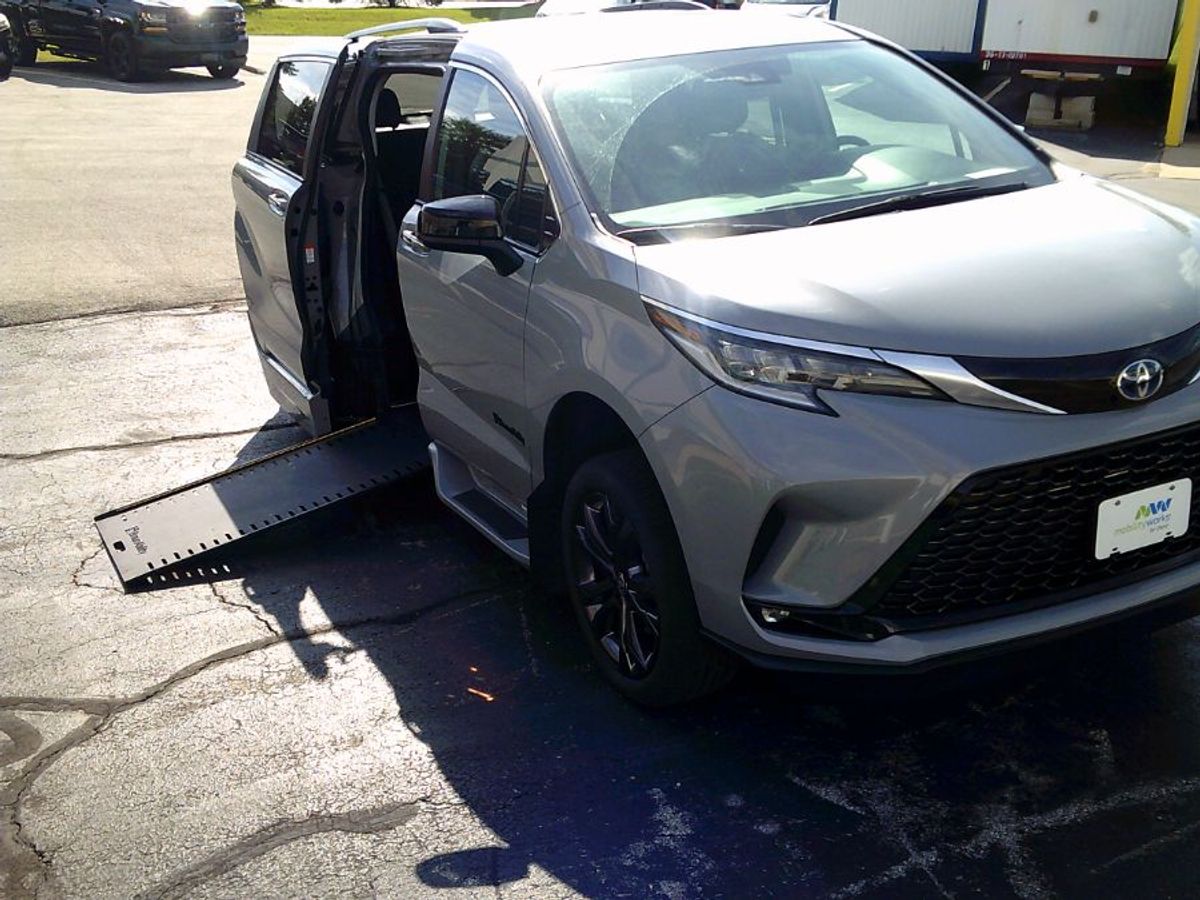 2024 TOYOTA SIENNA - Image 2