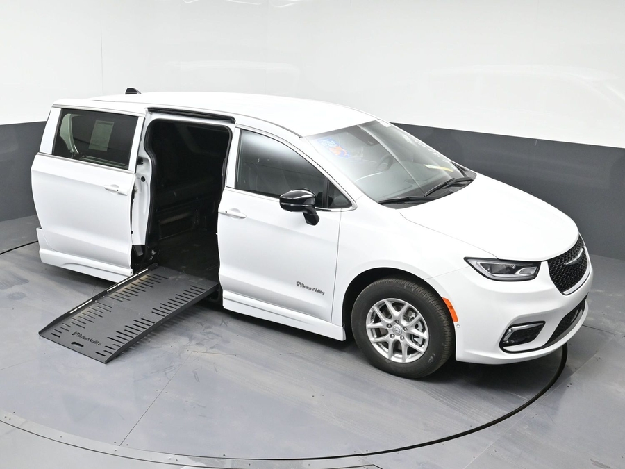 White Chrysler Pacifica image number 22