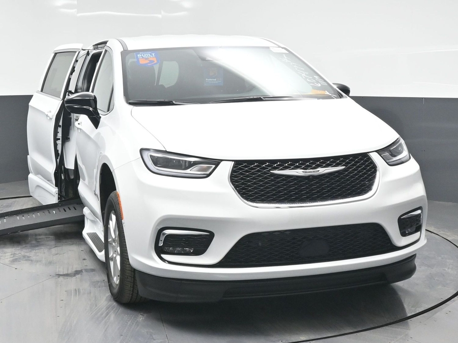 White Chrysler Pacifica image number 1