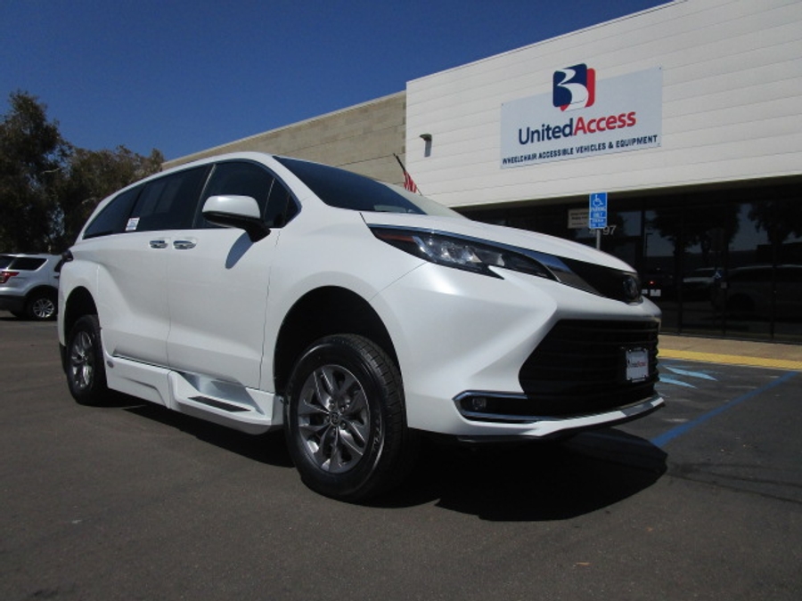 Used 2023 Toyota Sienna Hybrid XLE Plus - BraunAbility Side Entry Entry Fold Out Automatic Ramp