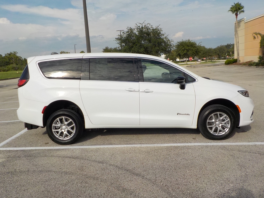White Chrysler Pacifica image number 2