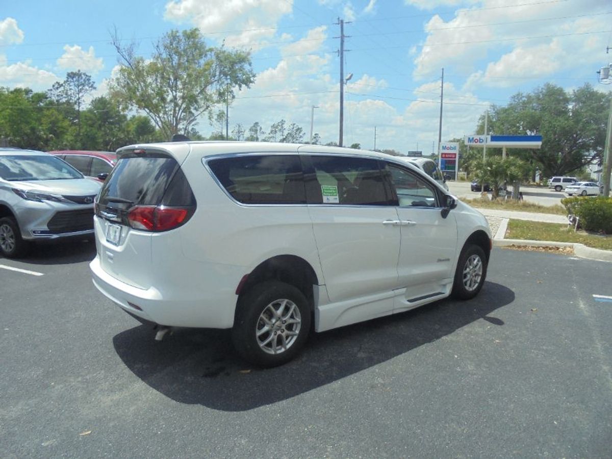 White Chrysler Voyager image number 6