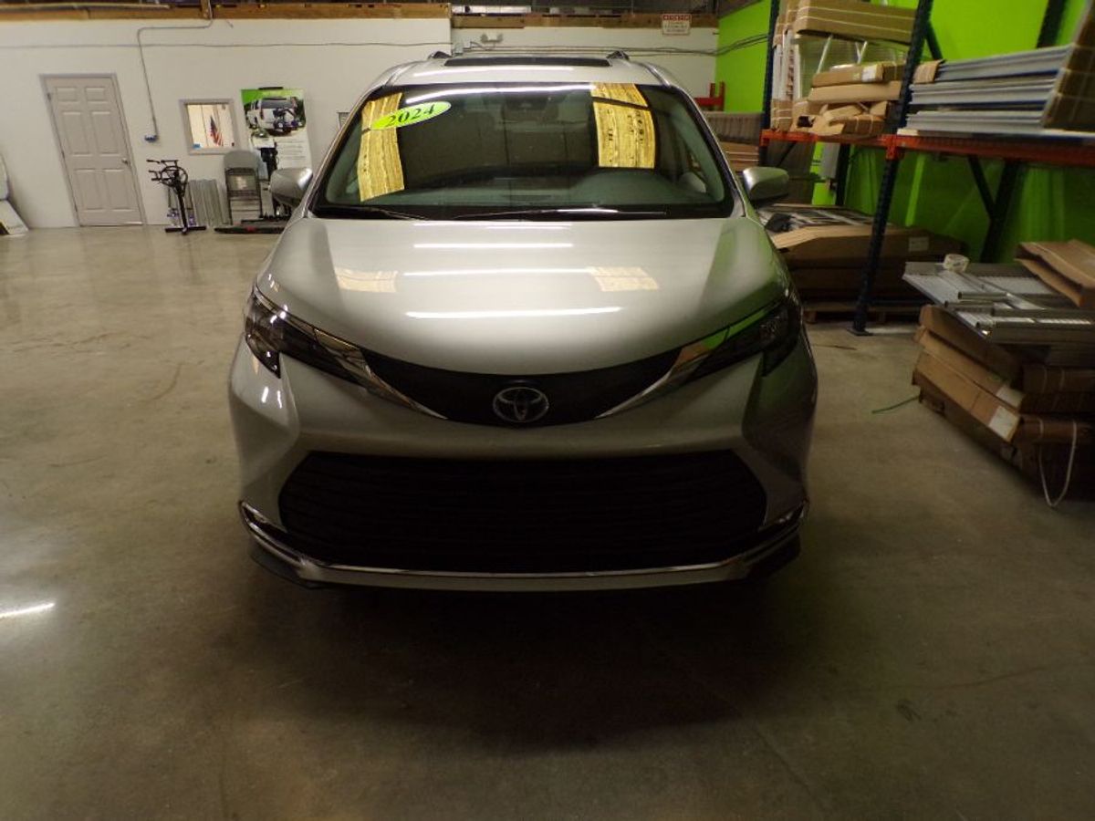 Silver Toyota Sienna image number 1