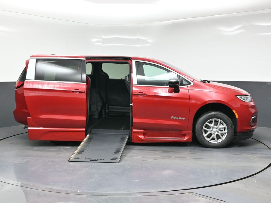New 2026 Chrysler Pacifica Select Plus - BraunAbility Side Entry In Floor Automatic Ramp