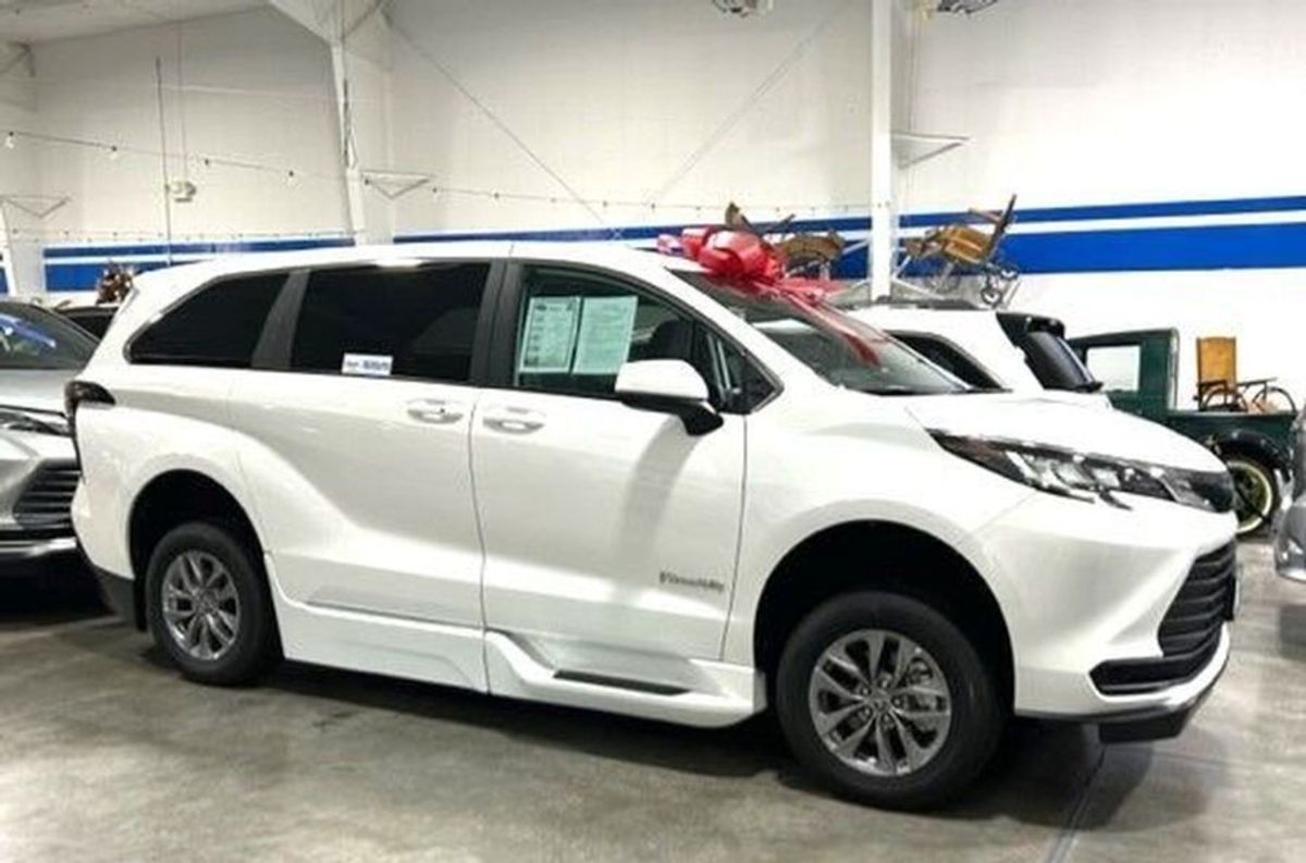 White Toyota Sienna image number 1