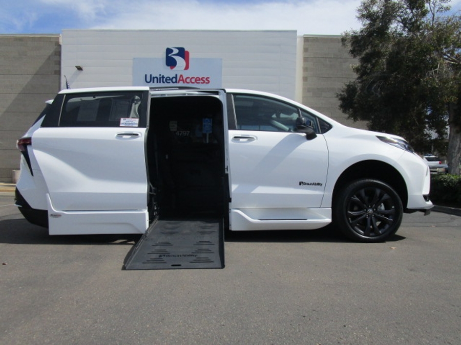 New 2025 Toyota Sienna Hybrid XSE Sport - BraunAbility Side Entry Entry Fold Out Automatic Ramp