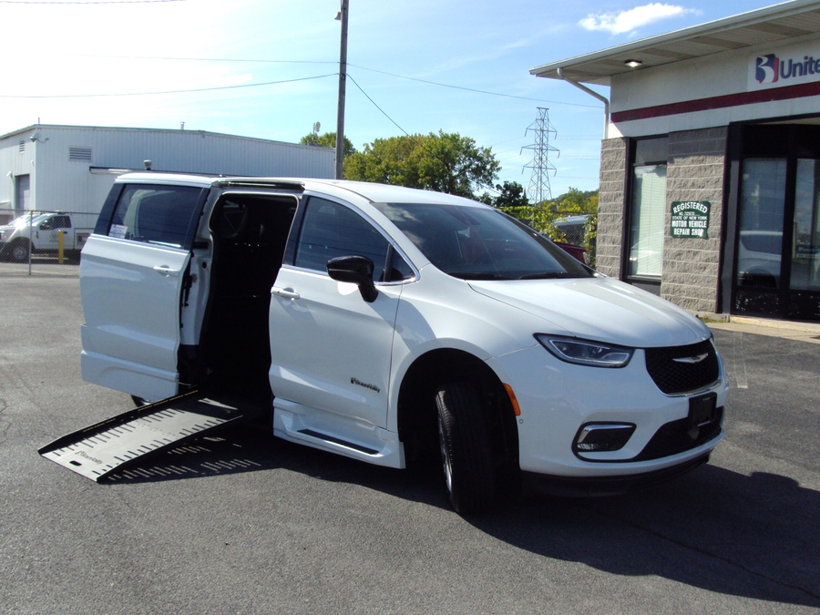 Used 2025 Chrysler Pacifica Select Safety - BraunAbility Side Entry Fold Out Automatic Ramp