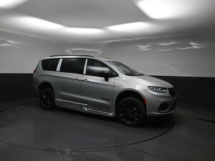 Silver Chrysler Pacifica image number 15