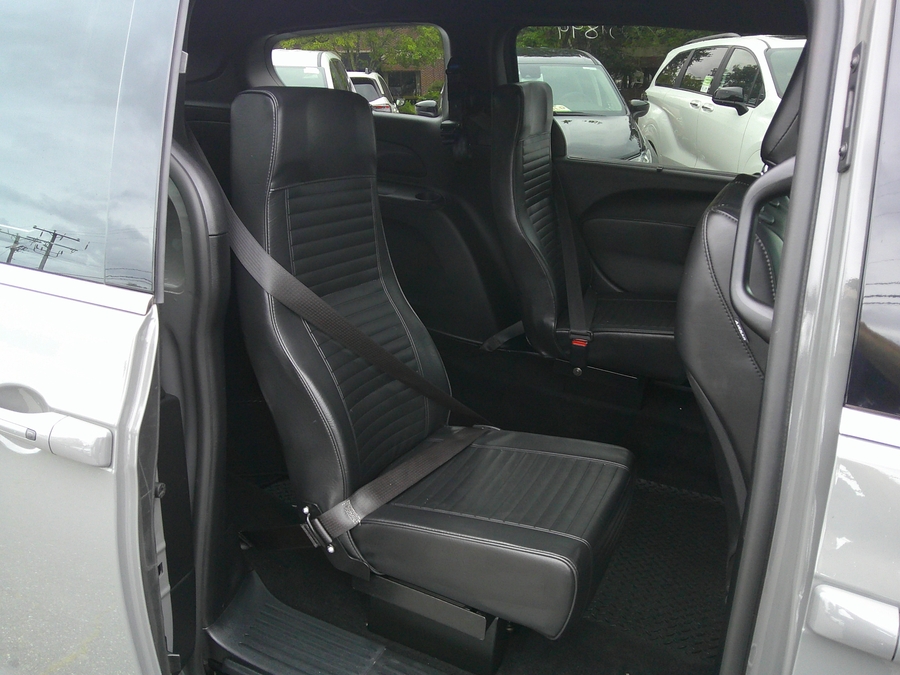 Grey Chrysler Pacifica image number 13