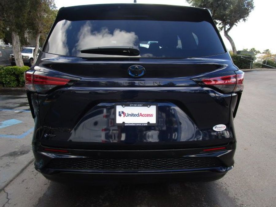 New 2025 Toyota Sienna Hybrid XSE Sport - BraunAbility Side Entry Entry Fold Out Automatic Ramp