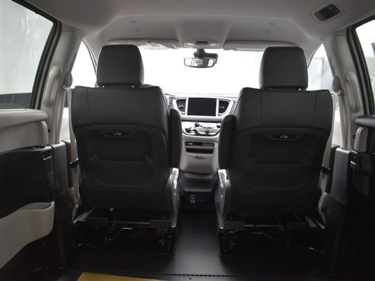 Silver Chrysler Pacifica image number 14