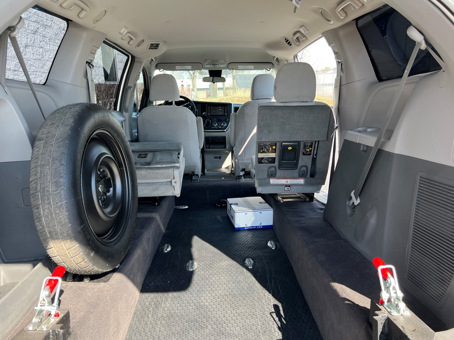 Used 2018 Toyota Sienna L 7-Passenger -  Rear Entry Entry Fold Out Manual Ramp