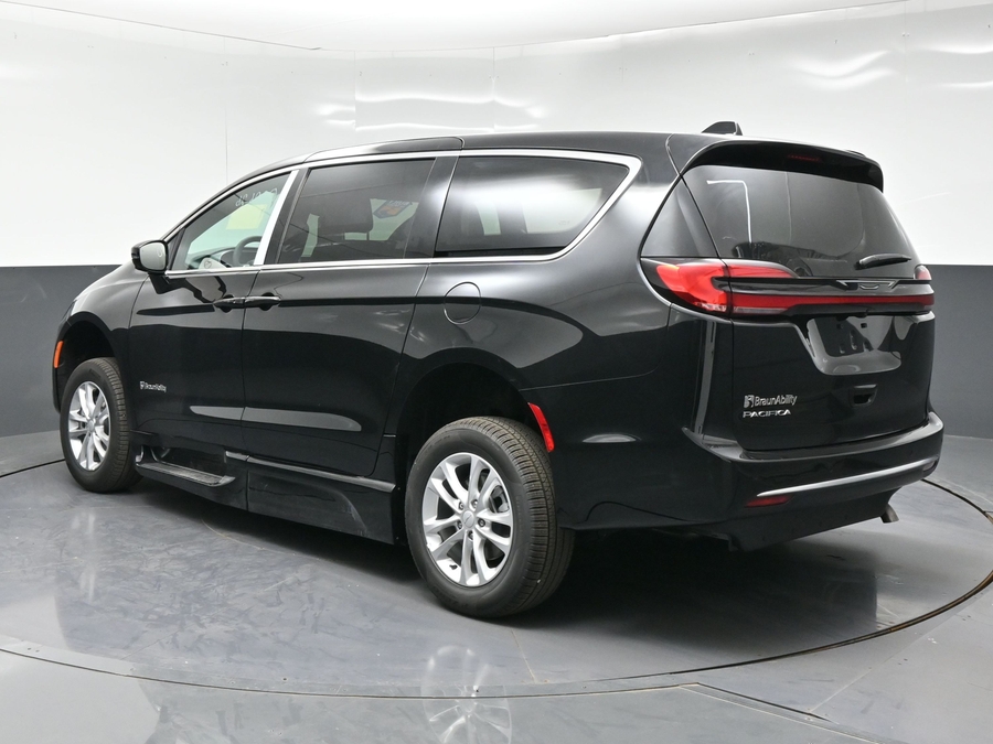 New 2027 Chrysler Pacifica Select Plus - BraunAbility Side Entry Fold Out Automatic Ramp