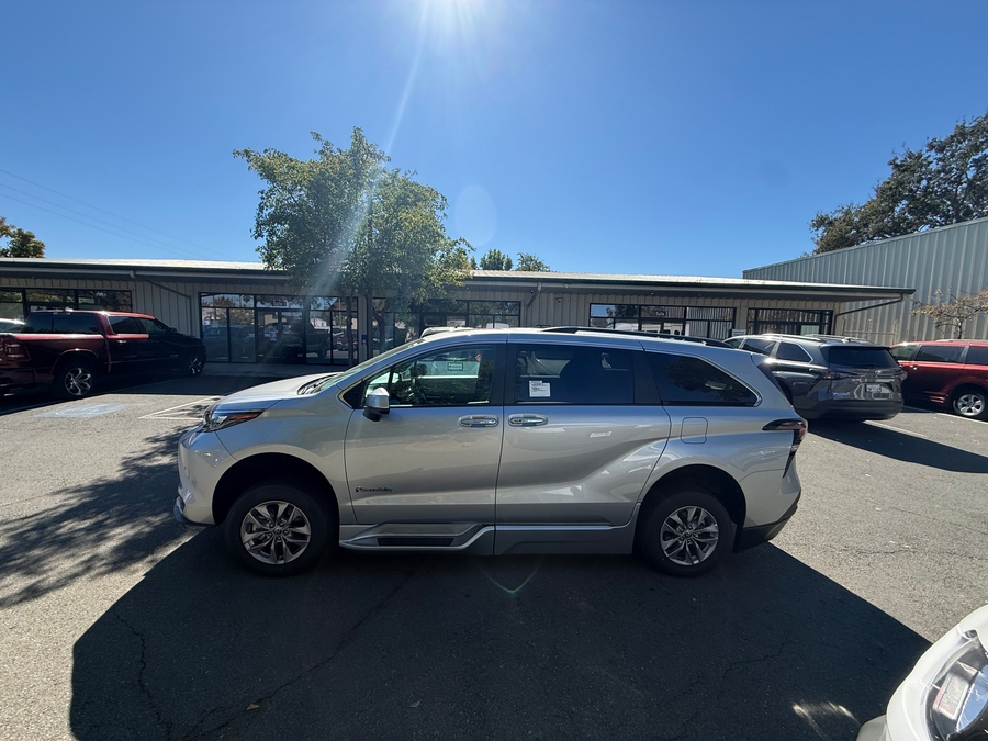 Used 2025 Toyota Sienna Hybrid XLE Plus - BraunAbility Side Entry In Floor Automatic Ramp
