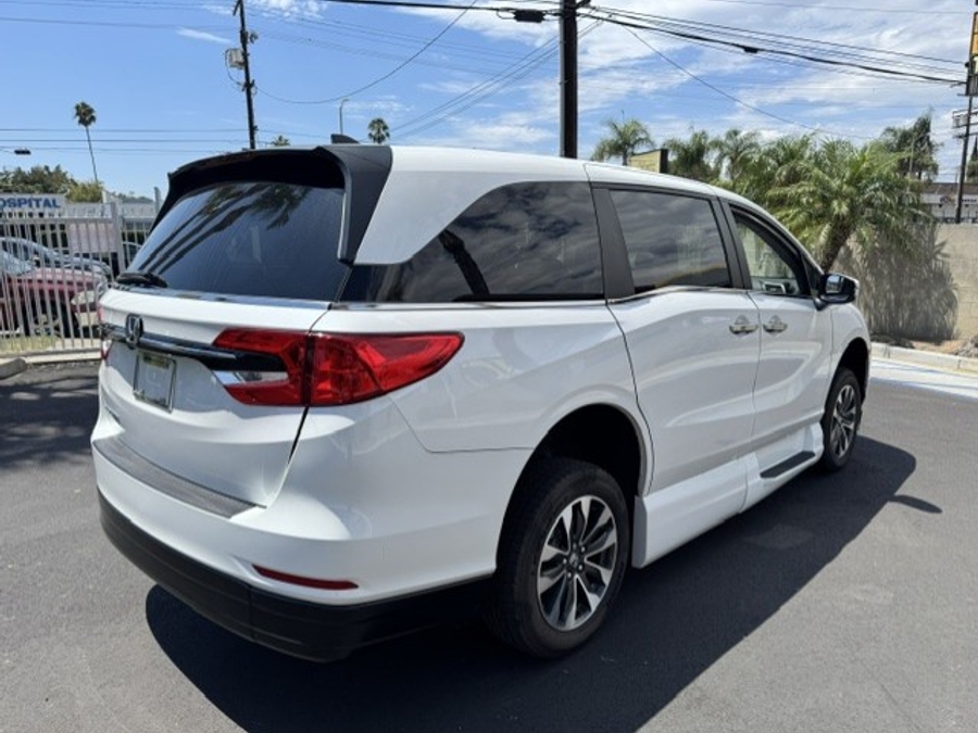 White Honda Odyssey image number 7