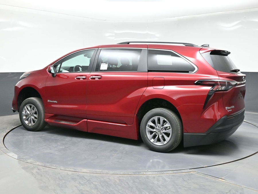 New 2026 Toyota Sienna Hybrid XLE Base - BraunAbility Side Entry In Floor Automatic Ramp