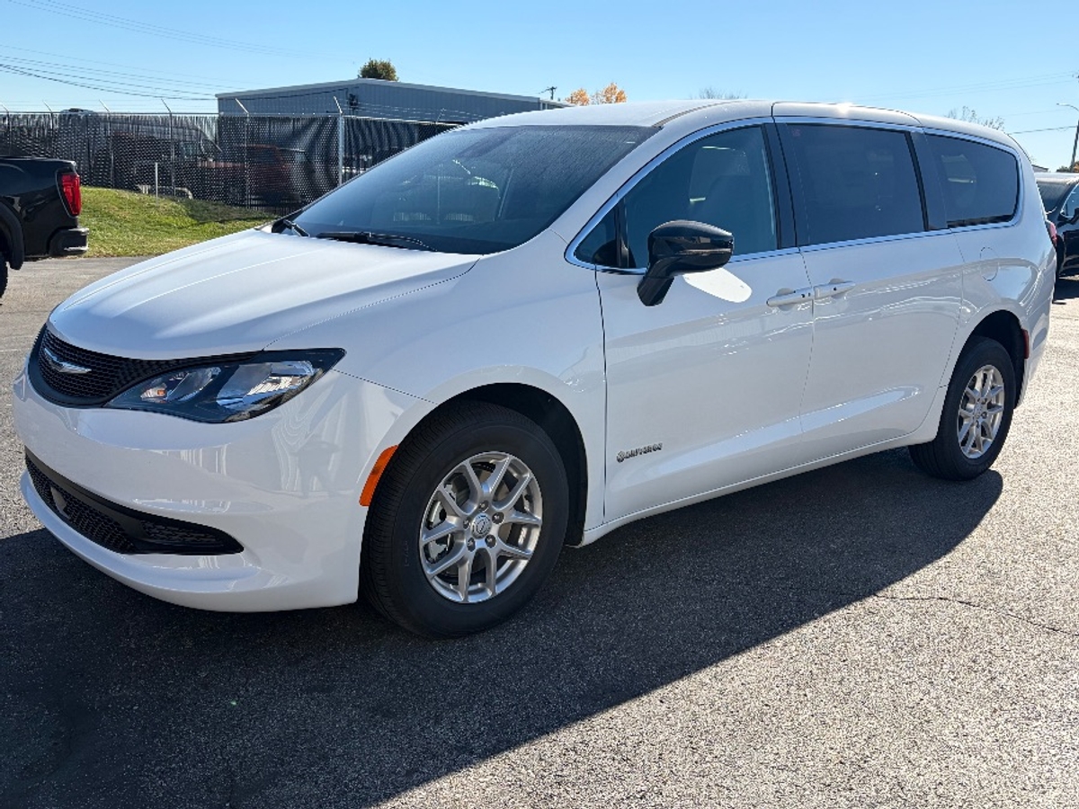 White Chrysler Voyager image number 3