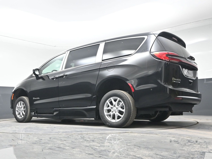 Black Chrysler Pacifica image number 20