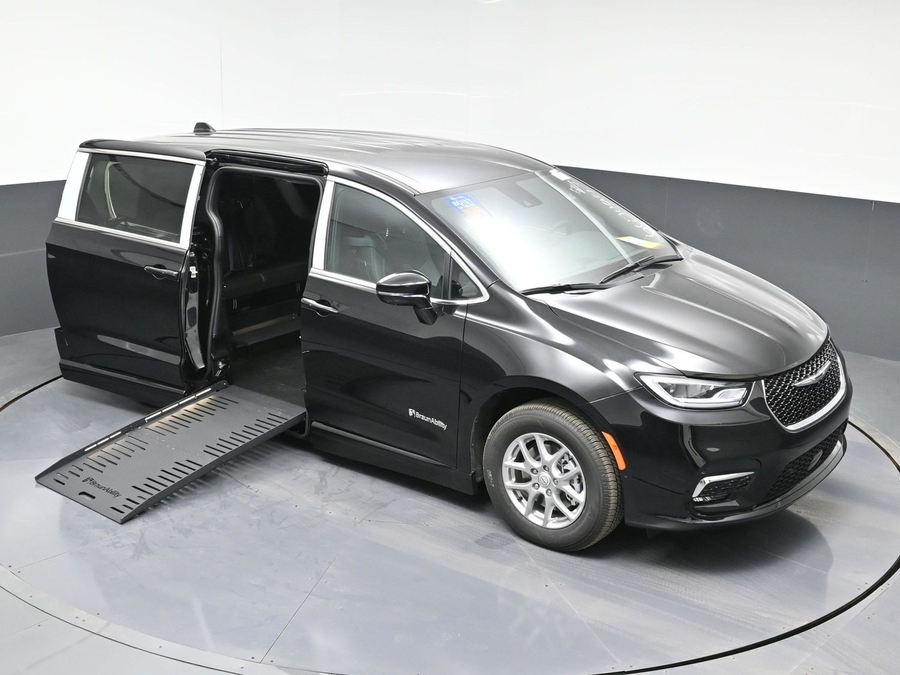 Black Chrysler Pacifica image number 22