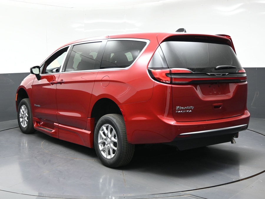 New 2027 Chrysler Pacifica Select Safety - BraunAbility Side Entry In Floor Automatic Ramp