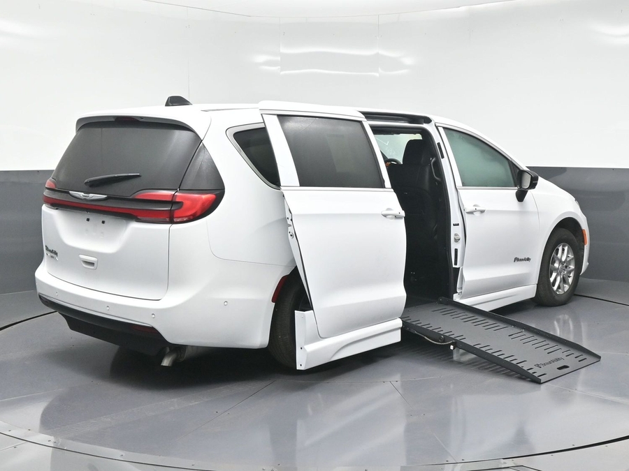 White Chrysler Pacifica image number 6