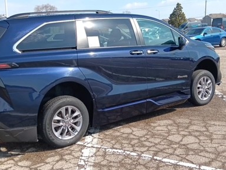 Blue Toyota Sienna image number 3