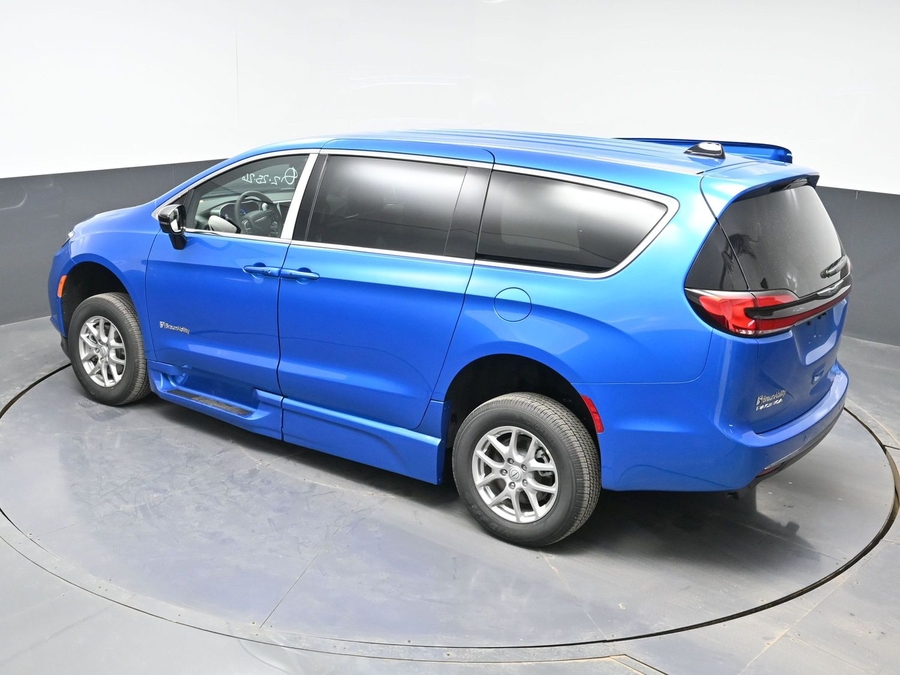 New 2026 Chrysler Pacifica Select Safety - BraunAbility Side Entry Entry In Floor Automatic Ramp