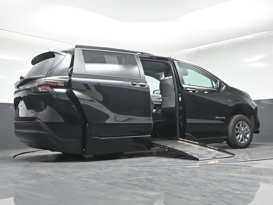 New 2026 Toyota Sienna Hybrid XLE Base - BraunAbility Side Entry Fold Out Automatic Ramp