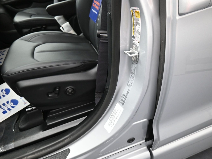 New 2026 Chrysler Pacifica Select Safety - BraunAbility Side Entry Entry In Floor Automatic Ramp