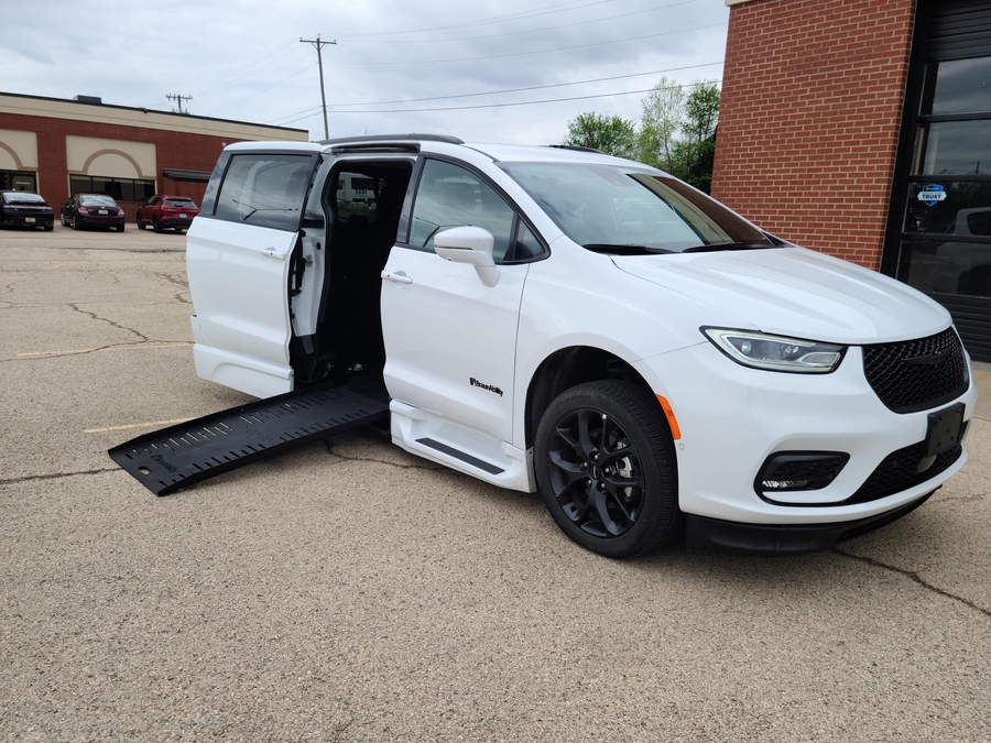 Used 2021 Chrysler Pacifica Touring L - BraunAbility Side Entry Entry Fold Out Automatic Ramp