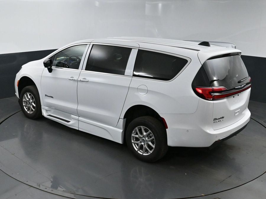 New 2025 Chrysler Pacifica Select Safety - BraunAbility Side Entry Entry Fold Out Automatic Ramp