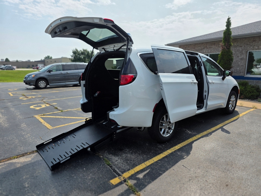 White Chrysler Voyager image number 6