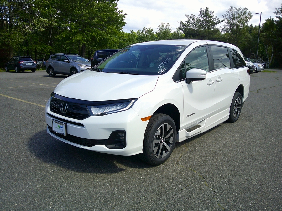White Honda Odyssey image number 4