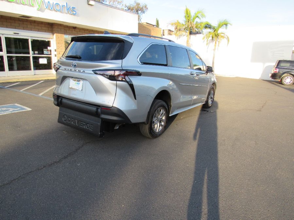 2024 TOYOTA SIENNA - Image 7