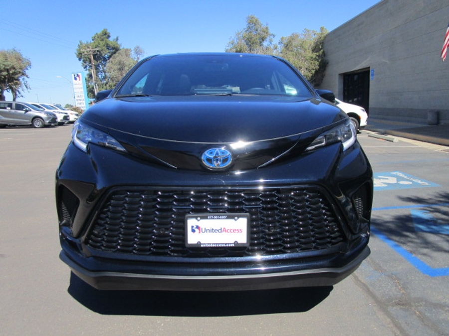 New 2025 Toyota Sienna Hybrid XSE Sport - BraunAbility Side Entry Entry Fold Out Automatic Ramp