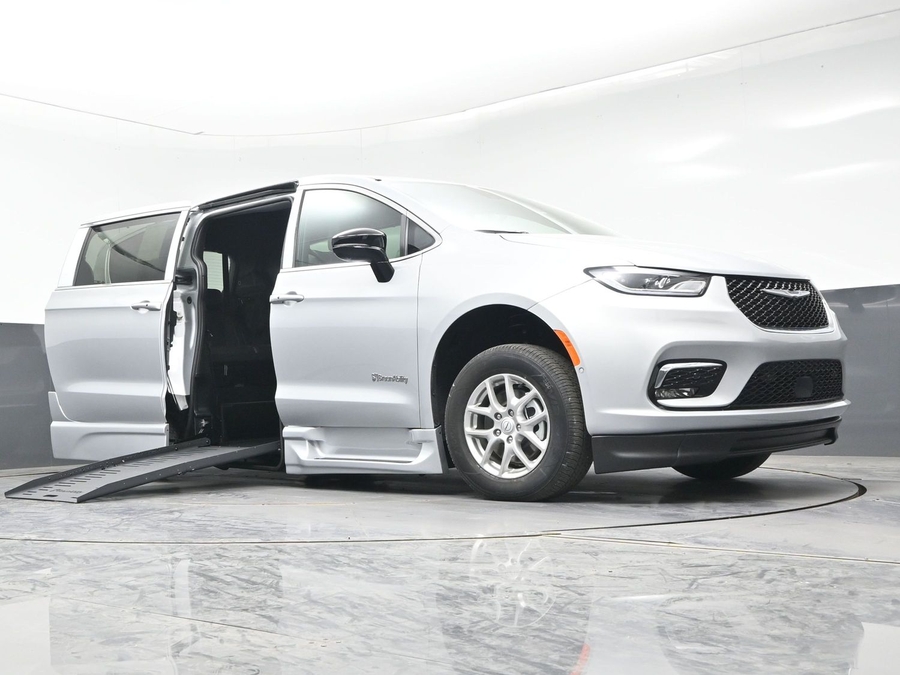 New 2026 Chrysler Pacifica Select Safety - BraunAbility Side Entry Entry Fold Out Automatic Ramp