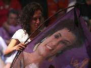 Monica Tereza Benicio, esposa de Marielle, segura uma bandeira com a foto da vereadora, durante um ato no dia 2 de abril. ANTONIO LACERDA EFE