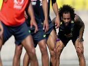 Se o ala não se recuperar até a segunda-feira (2), Filipe Luís será o titular