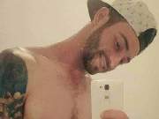 O corpo do jovem foi encontrado com perfurações de arma de fogo e uma motocicleta tombada estava ao seu lado, segundo a corporação. 